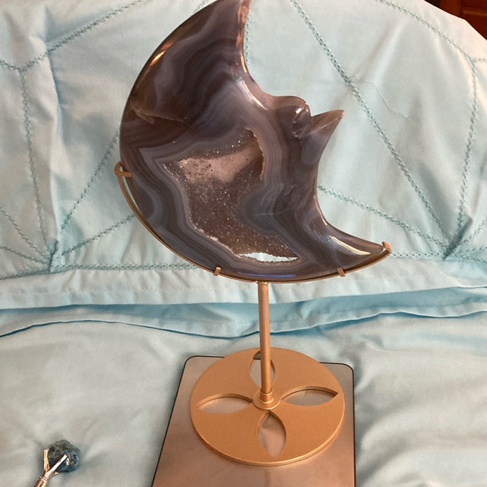 SOLD..
Gray Agate Moon Face. NWOT Comes with Stand. Has Druzy Pocket. Banding